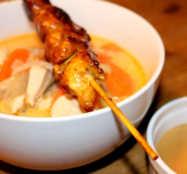 Thai Chicken Soup mit Satay Spieße und Erdnusssoße