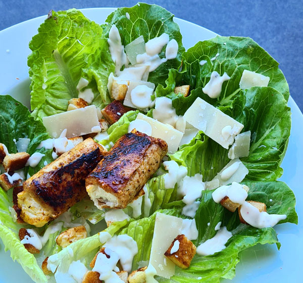 Caesar Salad mit Fetaröllchen