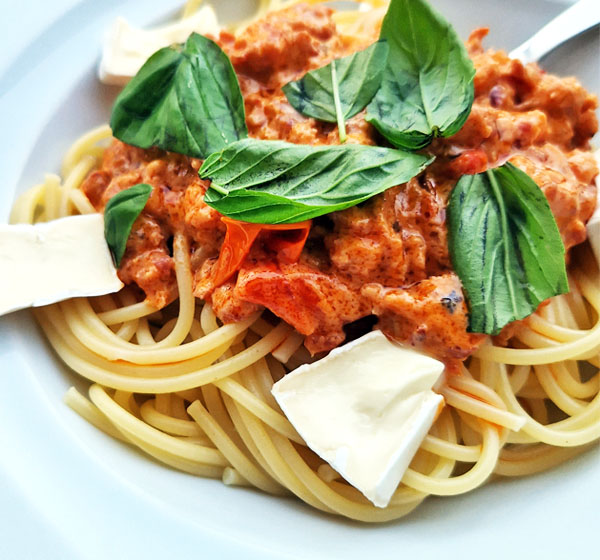 Spaghetti mit Salsiccia und Camembert