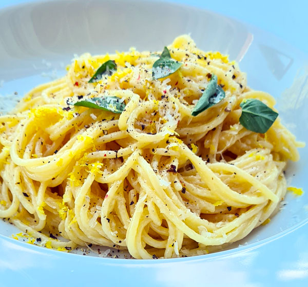 Spaghetti in Parmesan Zitronenbutter